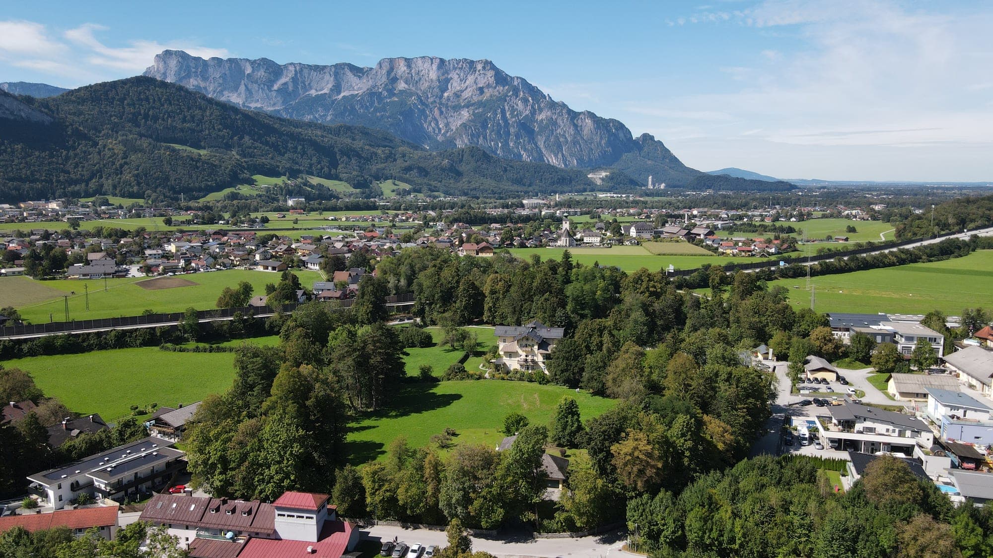 Panorama: Alpenvorland zwischen München und Salzburg — Siedlungsstruktur mit Bergkulisse