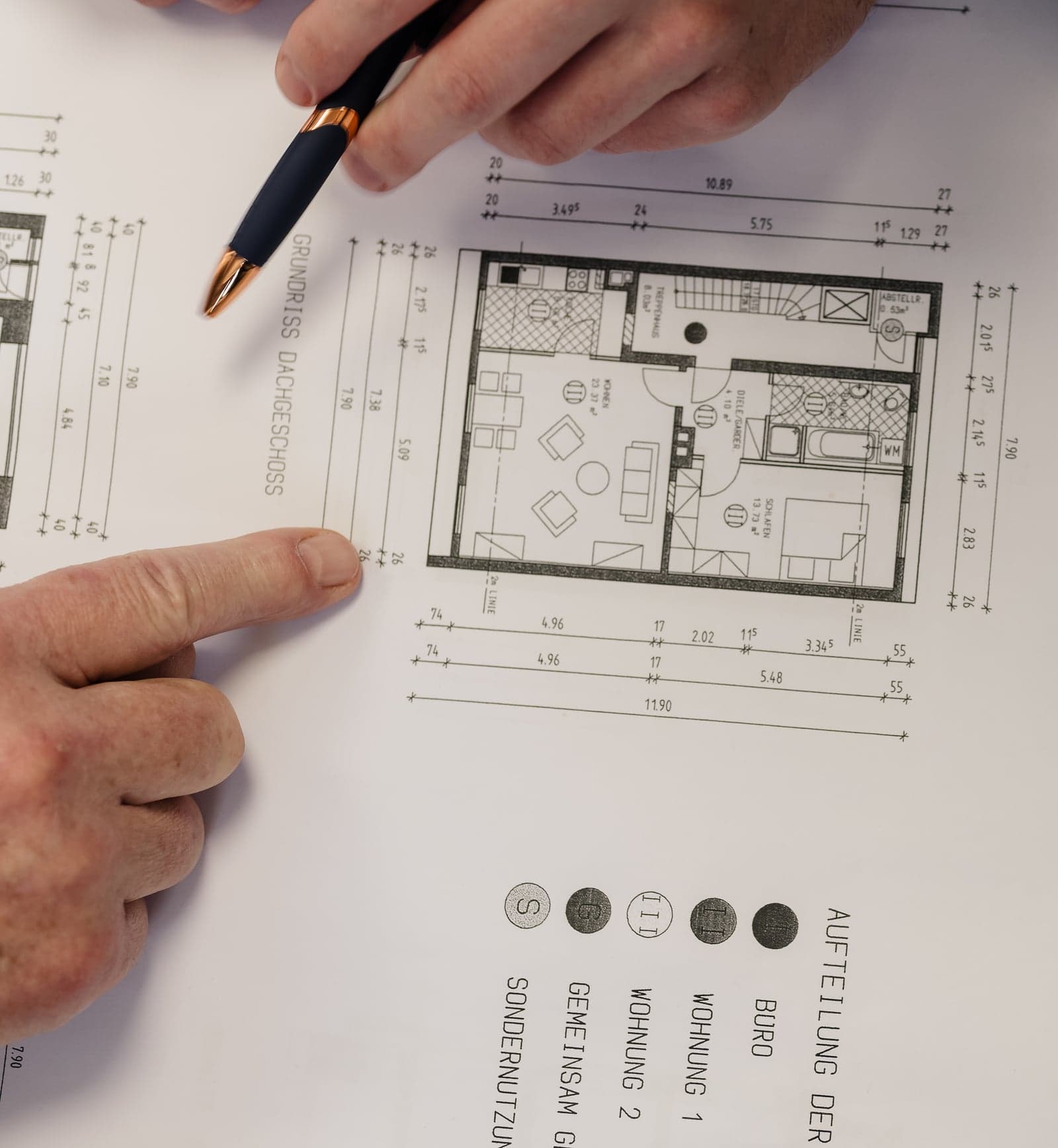 Arbeitsmotiv: Gutachten, Pläne und Unterlagen auf dem Schreibtisch des Sachverständigen