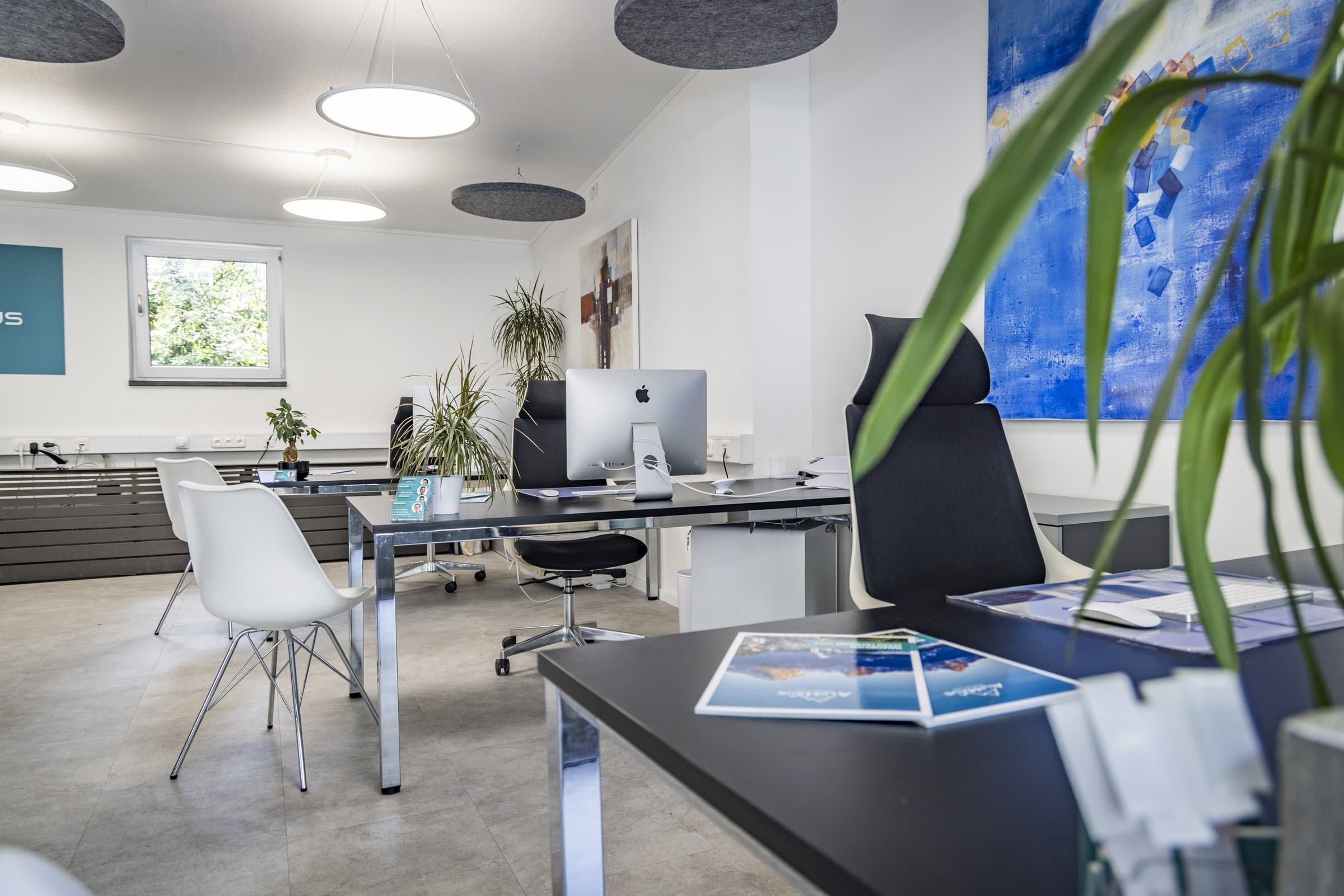 Das ALPHAUS Büro — Arbeitsplätze der Sachverständigen mit Besprechungstisch