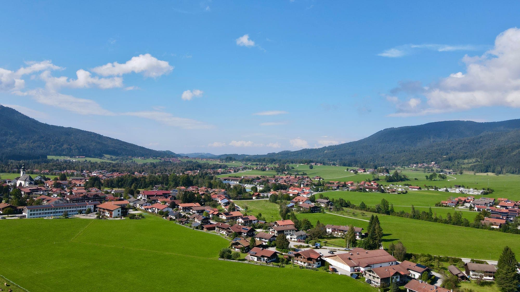 Ortsmotiv Inzell: charakteristische Bebauung bzw. Landschaft der Region