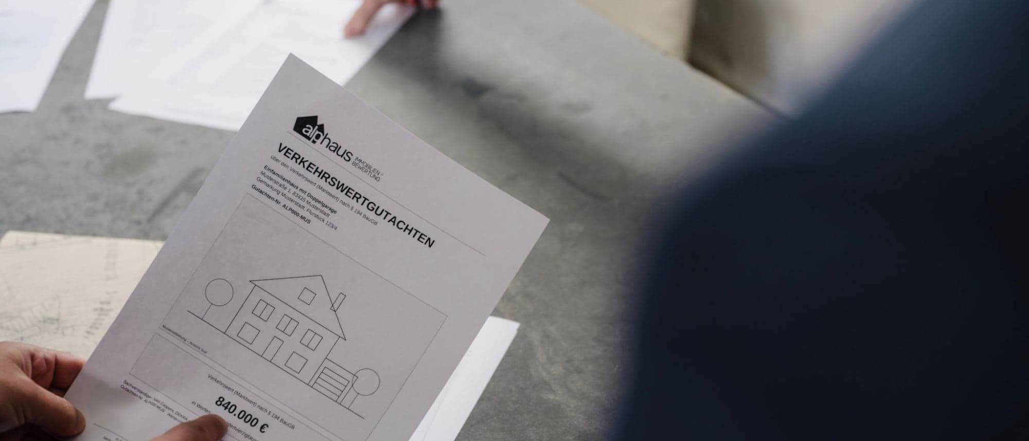 Deckblatt eines Verkehrswertgutachtens (Musterexemplar) für ein Einfamilienhaus mit Doppelgarage