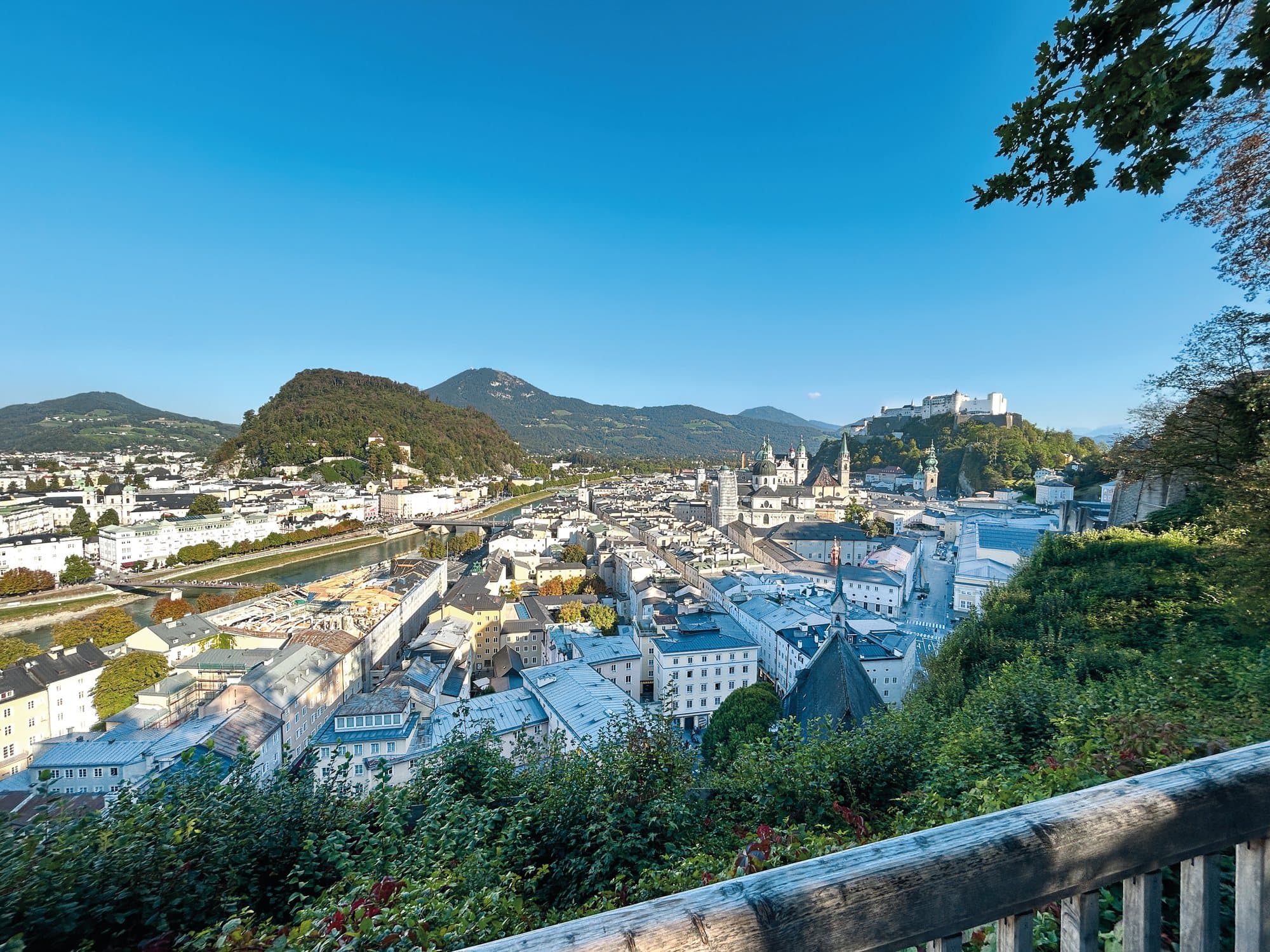 Blick vom Mönchsberg über die Salzburger Altstadt mit Dom, Salzach und Festung Hohensalzburg