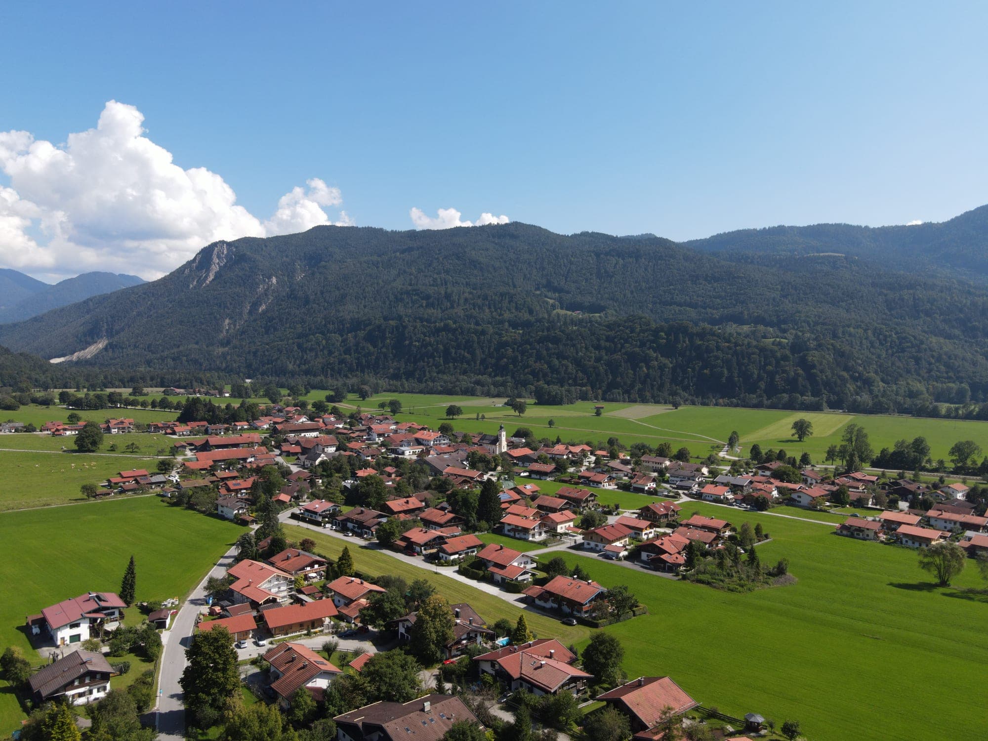 Ortsmotiv Schleching: charakteristische Bebauung bzw. Landschaft der Region